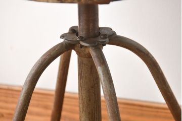 アンティーク家具　インダストリアルデザインの回転スツール