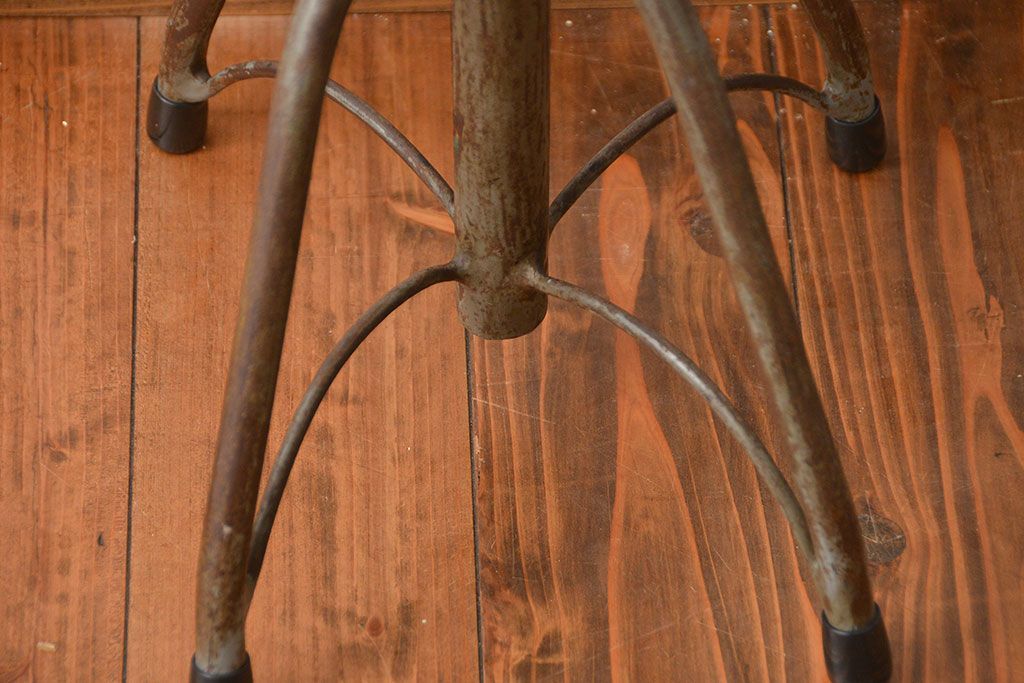 アンティーク家具　インダストリアルデザインの回転スツール