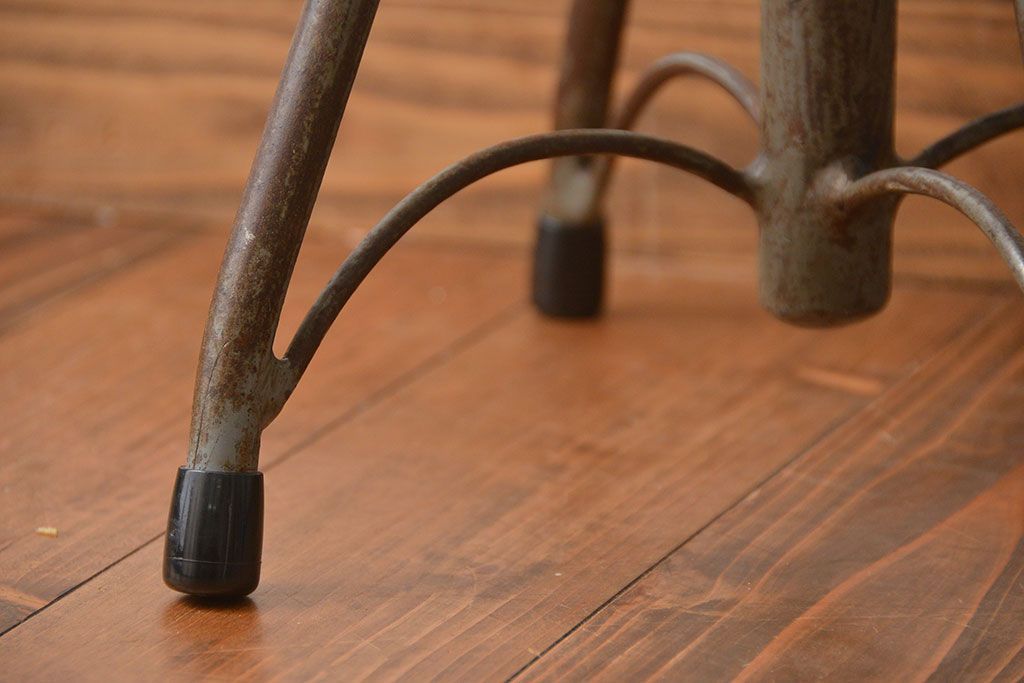 アンティーク家具　インダストリアルデザインの回転スツール