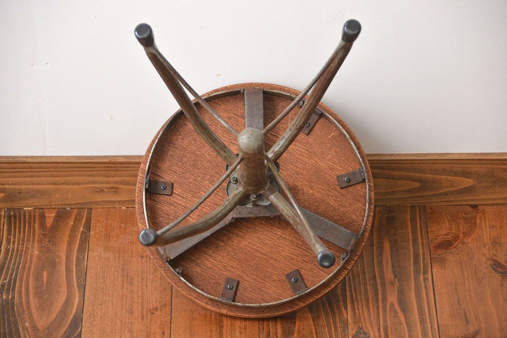 アンティーク家具　インダストリアルデザインの回転スツール