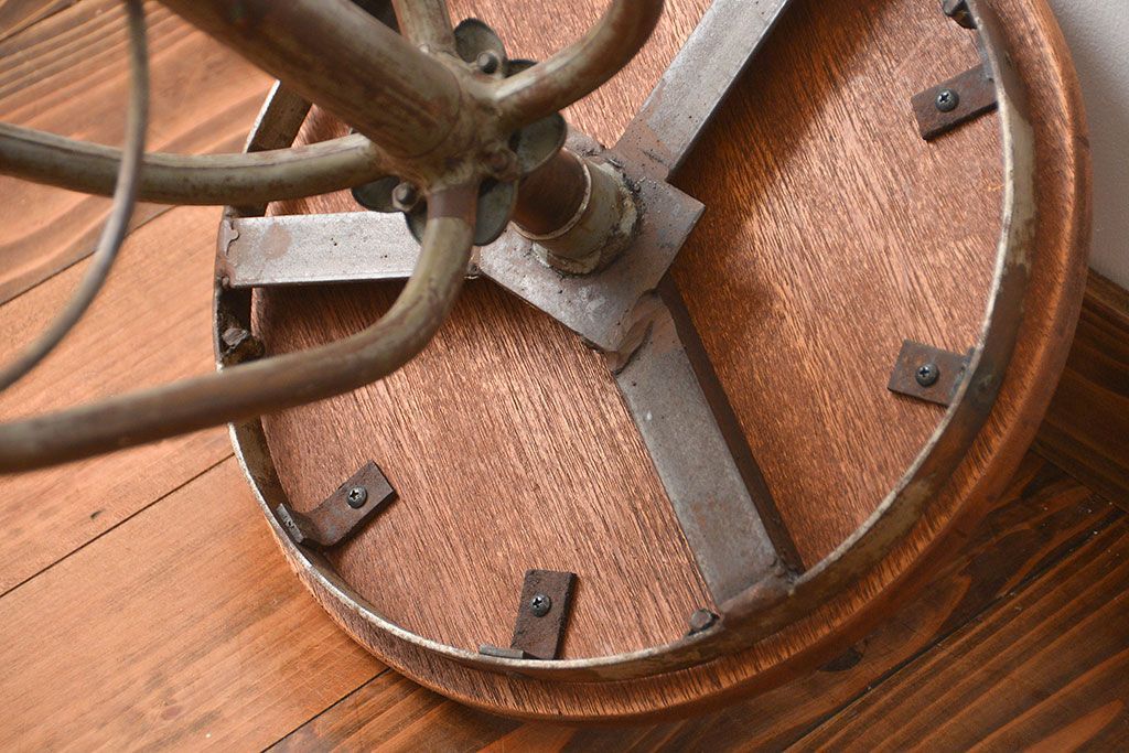 アンティーク家具　インダストリアルデザインの回転スツール