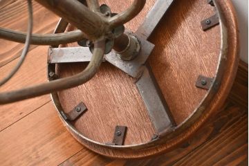 アンティーク家具　インダストリアルデザインの回転スツール