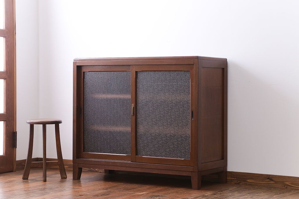 アンティーク家具　シンプルで可愛らしい収納棚