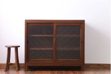 アンティーク家具　シンプルで可愛らしい収納棚