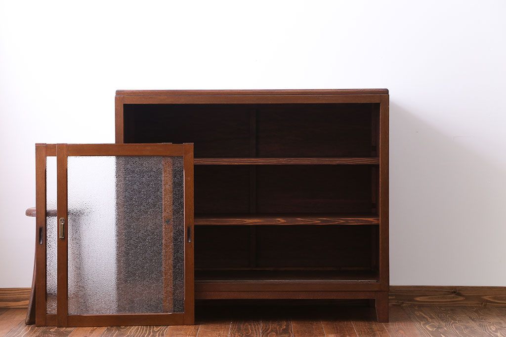 アンティーク家具　シンプルで可愛らしい収納棚