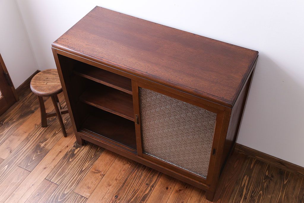 アンティーク家具　シンプルで可愛らしい収納棚