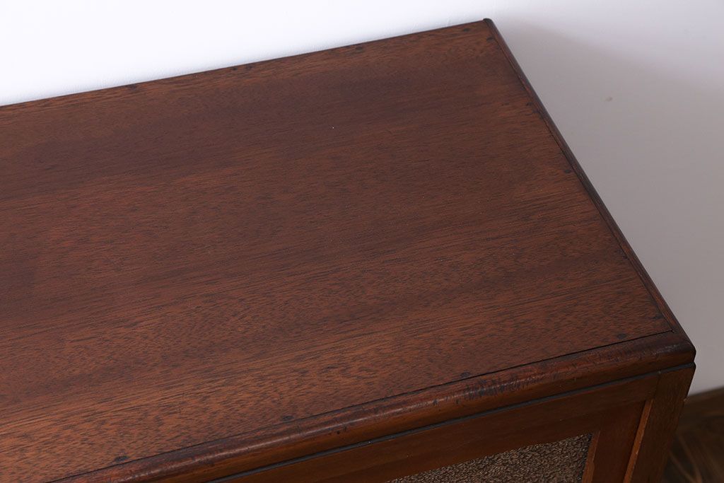 アンティーク家具　シンプルで可愛らしい収納棚