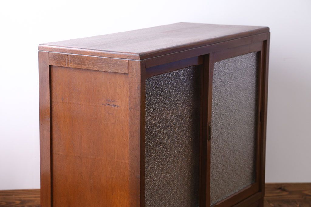 アンティーク家具　シンプルで可愛らしい収納棚