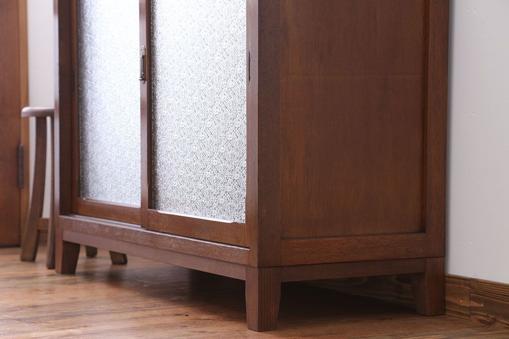 アンティーク家具　シンプルで可愛らしい収納棚