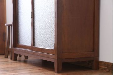 アンティーク家具　シンプルで可愛らしい収納棚