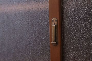 アンティーク家具　シンプルで可愛らしい収納棚