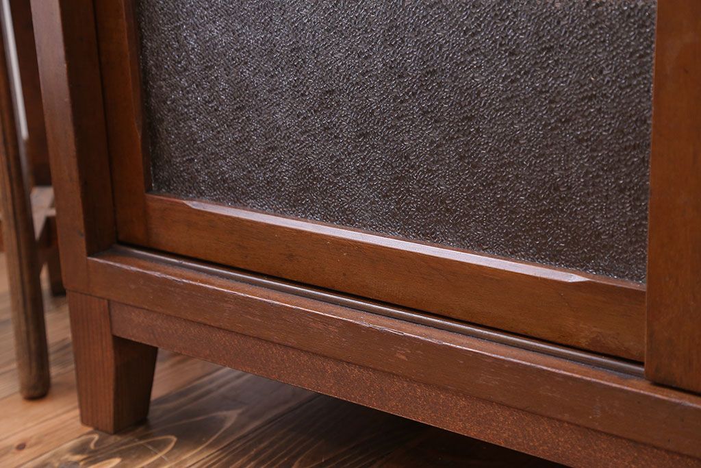 アンティーク家具　シンプルで可愛らしい収納棚