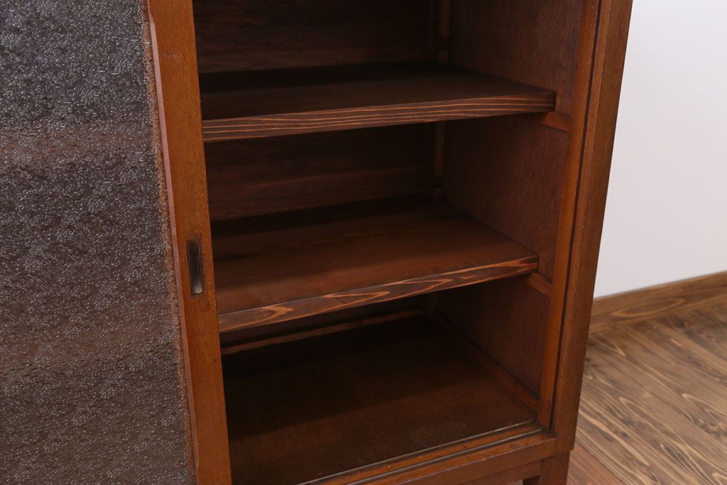 アンティーク家具　シンプルで可愛らしい収納棚