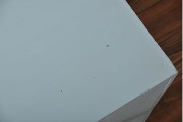 アンティーク家具　アンティークペイント　ガラス取っ手のおしゃれな脚付きローチェスト