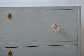 アンティーク家具　アンティークペイント　ガラス取っ手のおしゃれな脚付きローチェスト