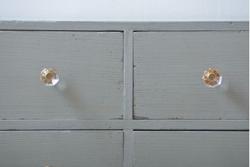 アンティーク家具　アンティークペイント　ガラス取っ手のおしゃれな脚付きローチェスト