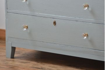 アンティーク家具　アンティークペイント　ガラス取っ手のおしゃれな脚付きローチェスト