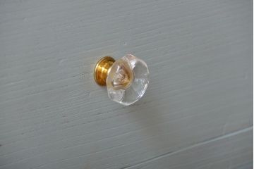 アンティーク家具　アンティークペイント　ガラス取っ手のおしゃれな脚付きローチェスト