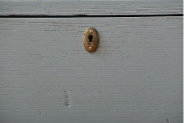 アンティーク家具　アンティークペイント　ガラス取っ手のおしゃれな脚付きローチェスト