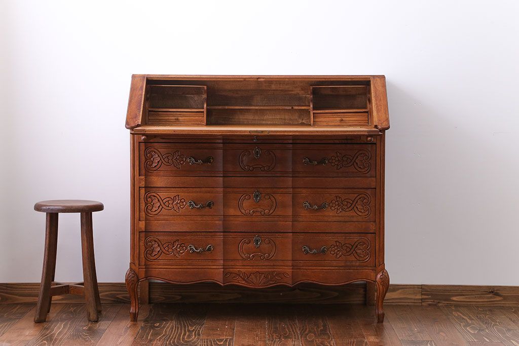 ヴィンテージ家具 フランスビンテージ 彫刻の美しいライティングビューロー