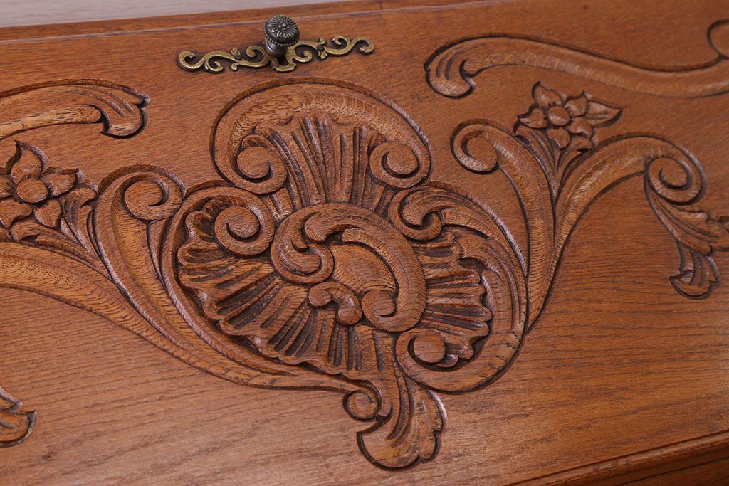 ヴィンテージ家具 フランスビンテージ 彫刻の美しいライティングビューロー