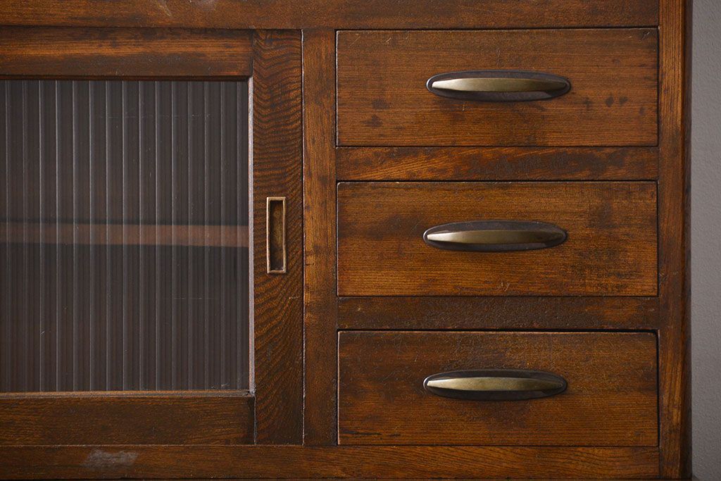 レトロ家具　昭和レトロ　味わい深い食器棚