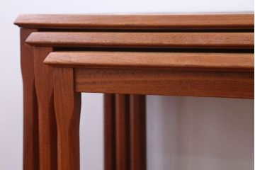 ヴィンテージ家具　天板タイル　北欧ビンテージ　バンビのネストテーブル