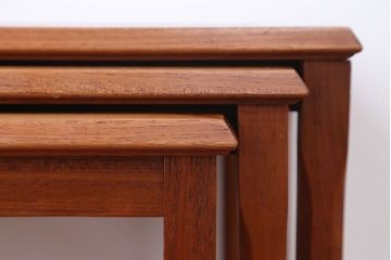 ヴィンテージ家具　天板タイル　北欧ビンテージ　バンビのネストテーブル