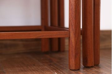 ヴィンテージ家具　天板タイル　北欧ビンテージ　バンビのネストテーブル