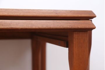 ヴィンテージ家具　天板タイル　北欧ビンテージ　バンビのネストテーブル