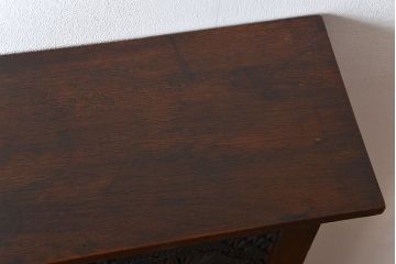 アンティーク家具　イギリスアンティーク　マホガニー材　彫刻が美しい壁掛けシェルフ