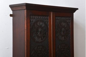 アンティーク家具　イギリスアンティーク　マホガニー材　彫刻が美しい壁掛けシェルフ