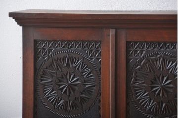 アンティーク家具　イギリスアンティーク　マホガニー材　彫刻が美しい壁掛けシェルフ
