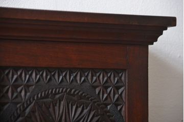 アンティーク家具　イギリスアンティーク　マホガニー材　彫刻が美しい壁掛けシェルフ