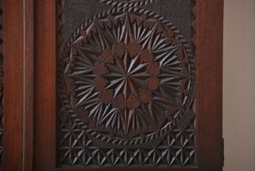 アンティーク家具　イギリスアンティーク　マホガニー材　彫刻が美しい壁掛けシェルフ