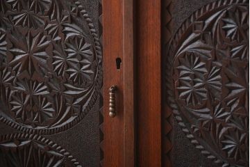 アンティーク家具　イギリスアンティーク　マホガニー材　彫刻が美しい壁掛けシェルフ