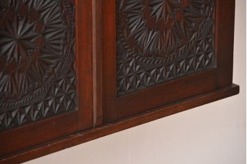 アンティーク家具　イギリスアンティーク　マホガニー材　彫刻が美しい壁掛けシェルフ