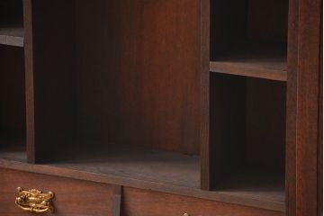 アンティーク家具　イギリスアンティーク　マホガニー材　彫刻が美しい壁掛けシェルフ