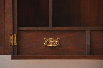 アンティーク家具　イギリスアンティーク　マホガニー材　彫刻が美しい壁掛けシェルフ