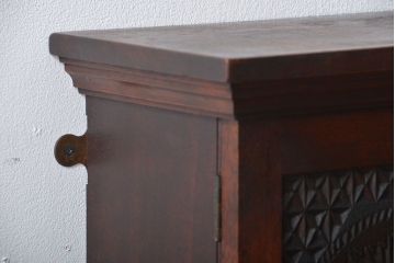 アンティーク家具　イギリスアンティーク　マホガニー材　彫刻が美しい壁掛けシェルフ