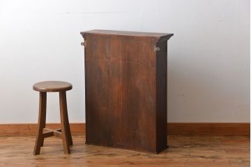 アンティーク家具　イギリスアンティーク　マホガニー材　彫刻が美しい壁掛けシェルフ