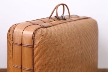 アンティーク雑貨　和製アンティーク　かわいいフォルムのバスケットトランク(おまけの鏡付き)