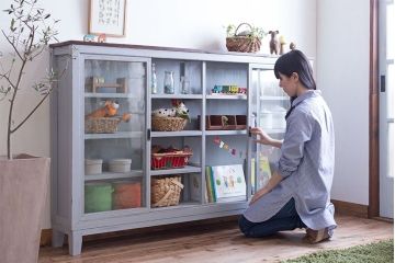 アンティーク家具　アンティークペイント　脚付き!薄型サイドキャビネット(サイドボード)