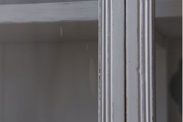 アンティーク家具　アンティークペイント　脚付き!薄型サイドキャビネット(サイドボード)