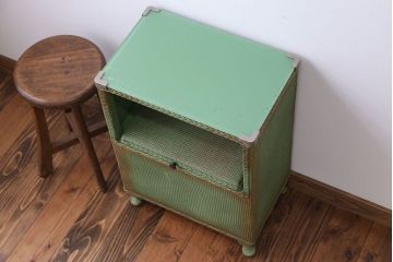 アンティーク家具　イギリスアンティーク　かわいい猫脚サイドテーブル