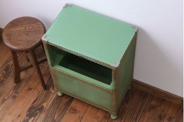 アンティーク家具　イギリスアンティーク　かわいい猫脚サイドテーブル