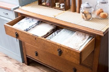 アンティーク家具　イギリスアンティーク　オーク材　小振りなチェスト