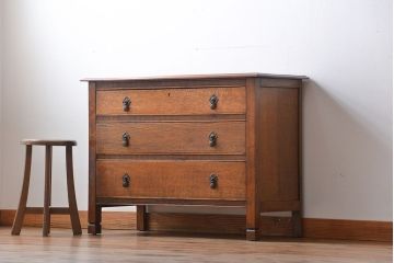 アンティーク家具　イギリスアンティーク　オーク材　小振りなチェスト