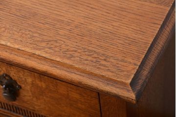 アンティーク家具　イギリスアンティーク　オーク材　小振りなチェスト