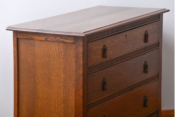 アンティーク家具　イギリスアンティーク　オーク材　小振りなチェスト